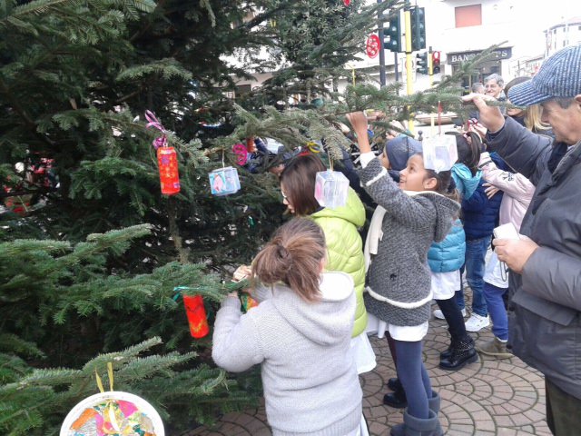 A Torre del Lago i bambini addobbano l’albero di Natale (foto)