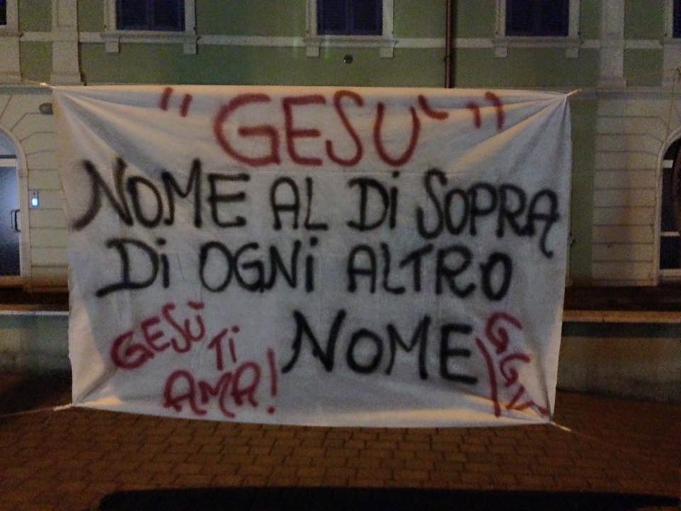 A Viareggio rispuntano gli striscioni pro Gesù