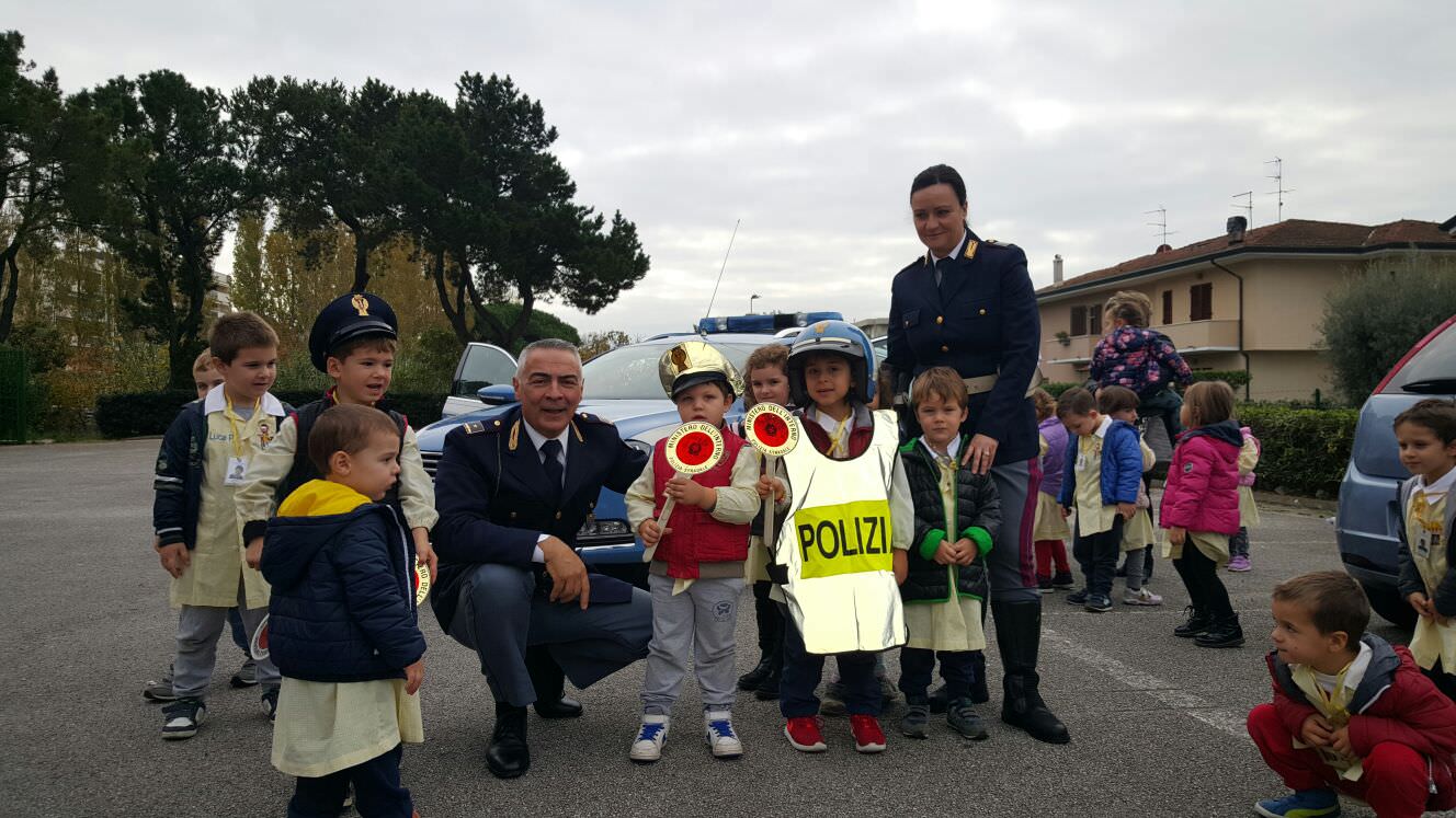 I bambini dell’asilo “Il girasole” visitano la caserma della polizia