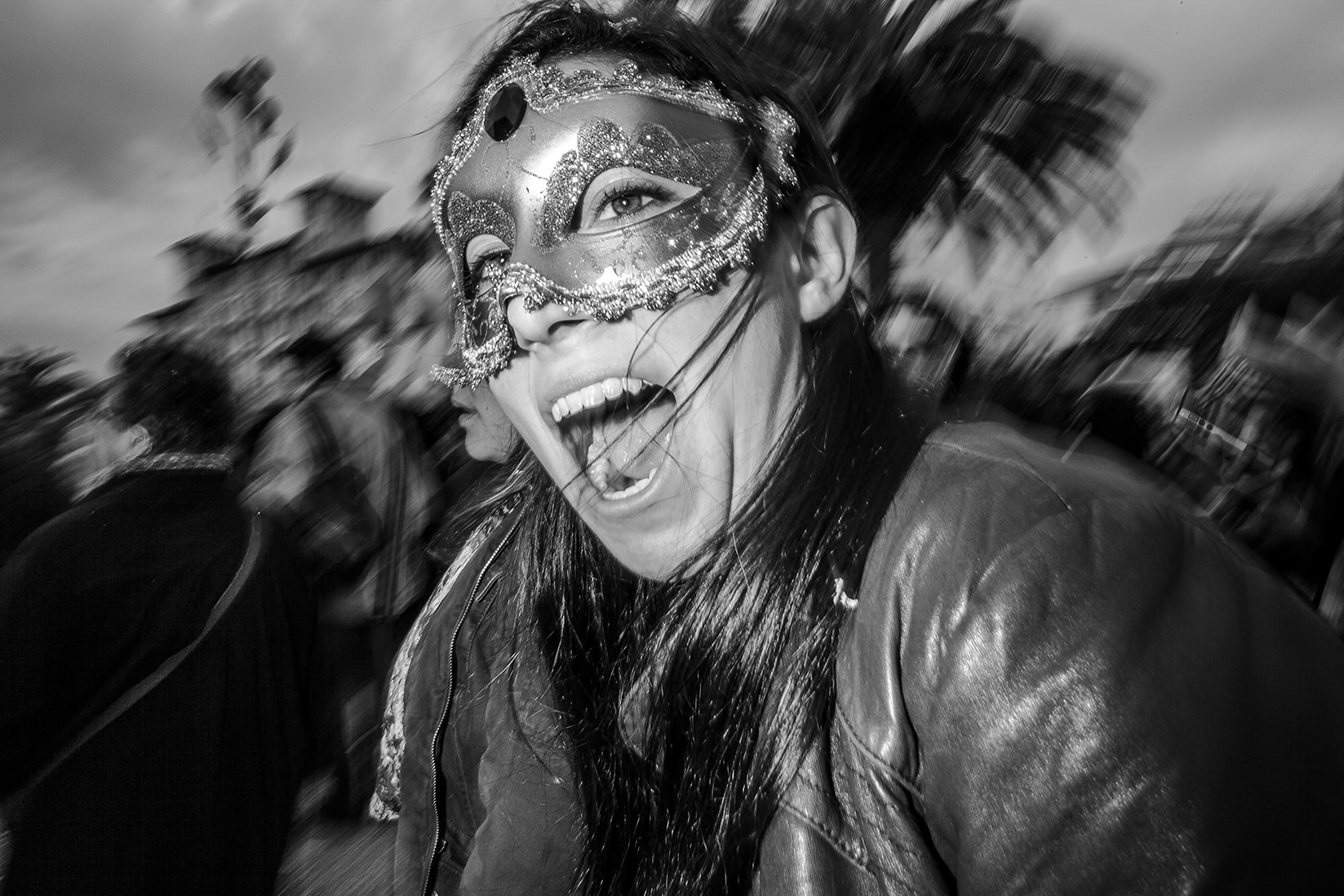 “Carnival”, la mostra fotografica che parte dal basso