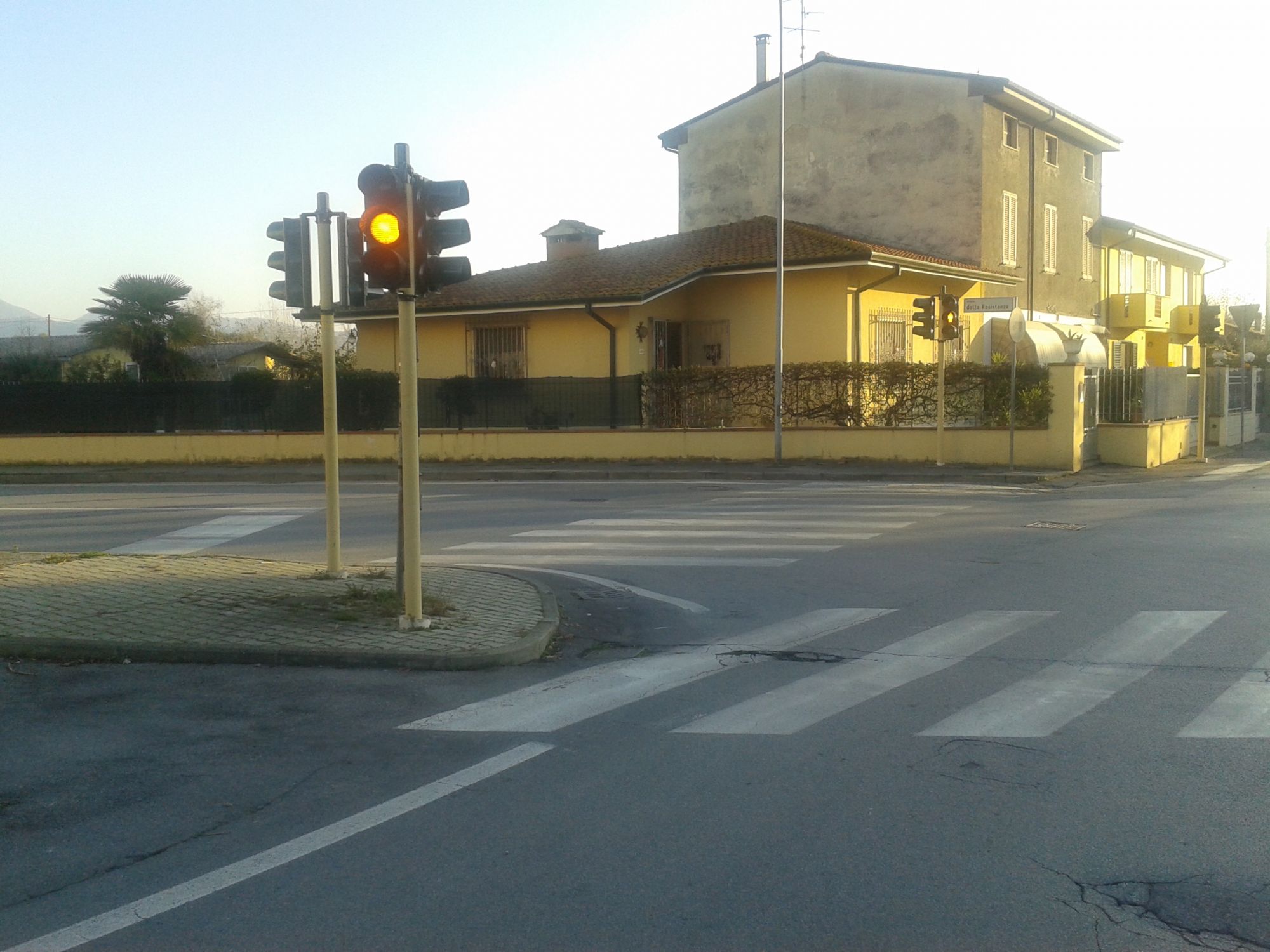 Semaforo fuori uso da settimane in via Paladini