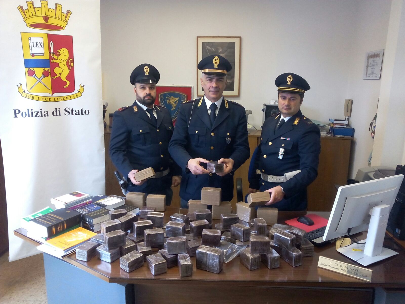 Trovato in autostrada con 40 kg di hashish. Arrestato corriere della droga