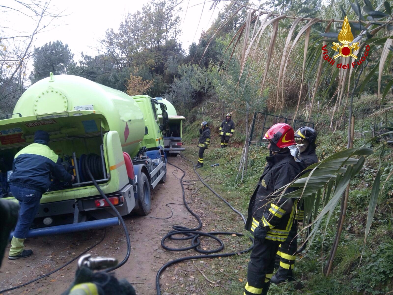 Camion carico di Gpl in bilico sul ciglio di una strada