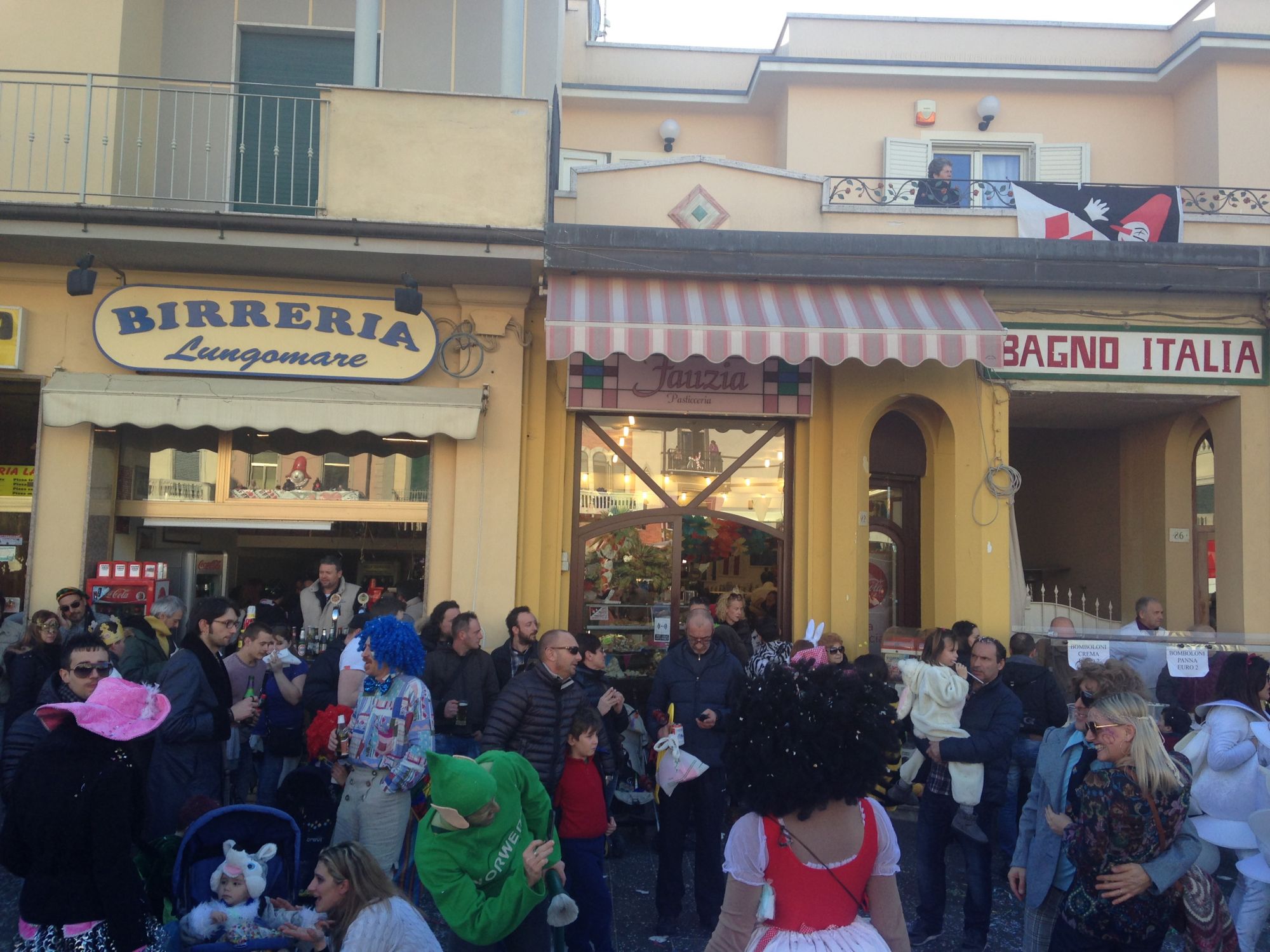 Carnevale, tessere d’accesso per i negozi dentro il circuito dei corsi