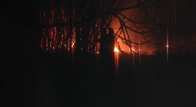 Capodanno di fuoco a Quiesa, incendio nella notte