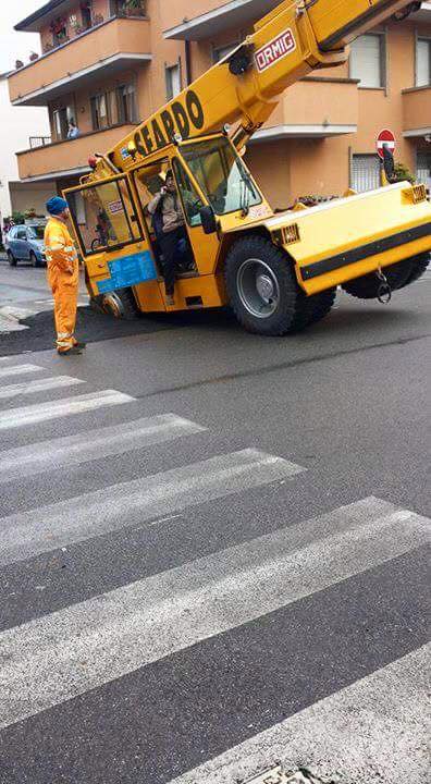 Cede l’asfalto appena rifatto a Viareggio