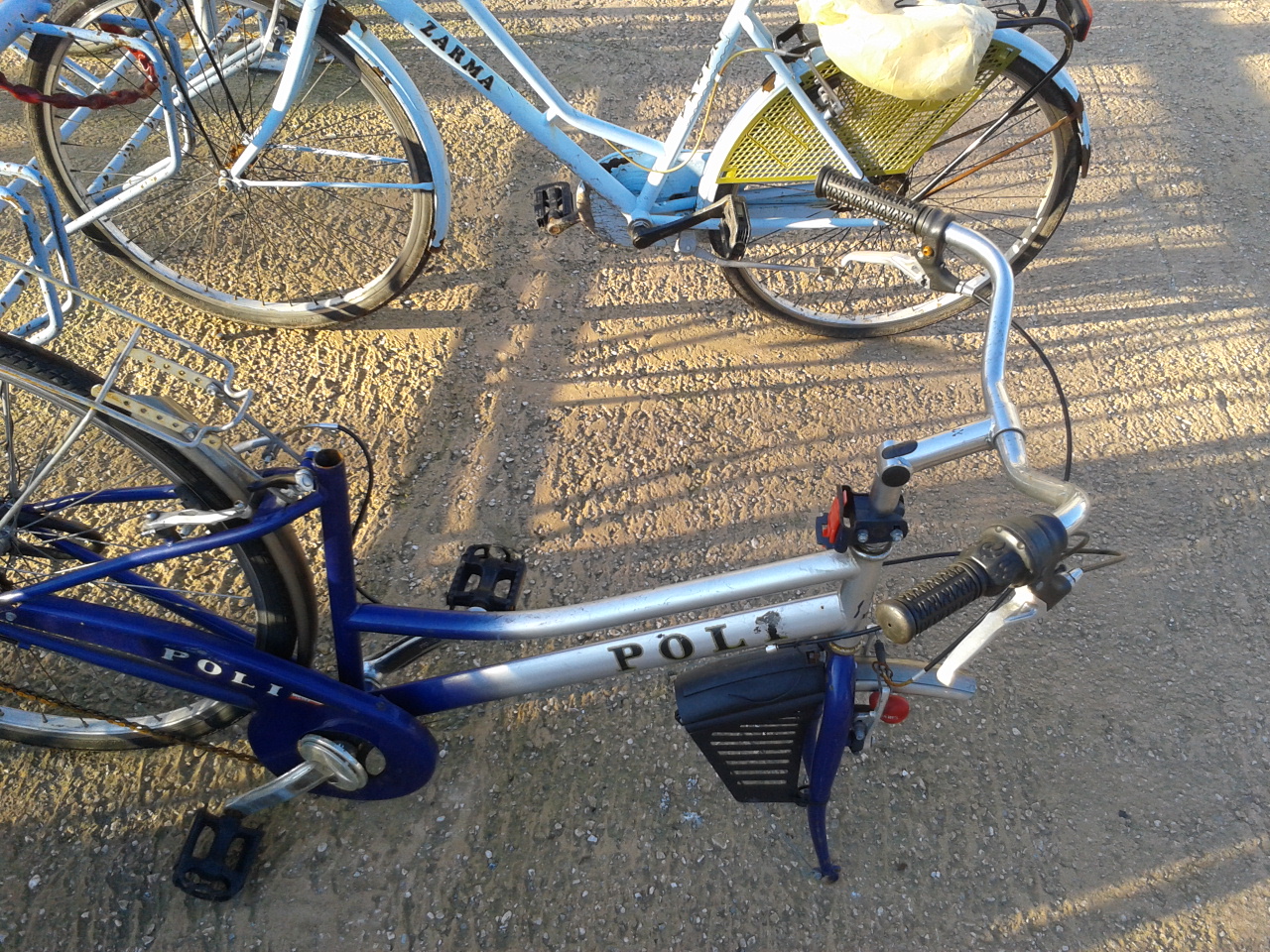 Non c’è pace per le bici alla stazione: i ladri portano via ruota e sellino