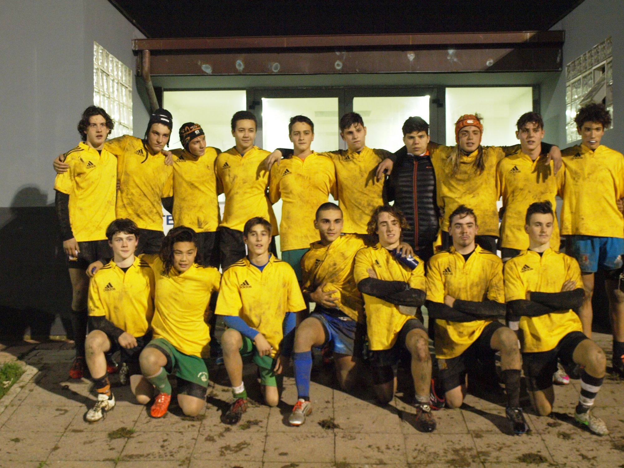 Tre ragazzi del Rugby Union Versilia col centro di formazione di Livorno