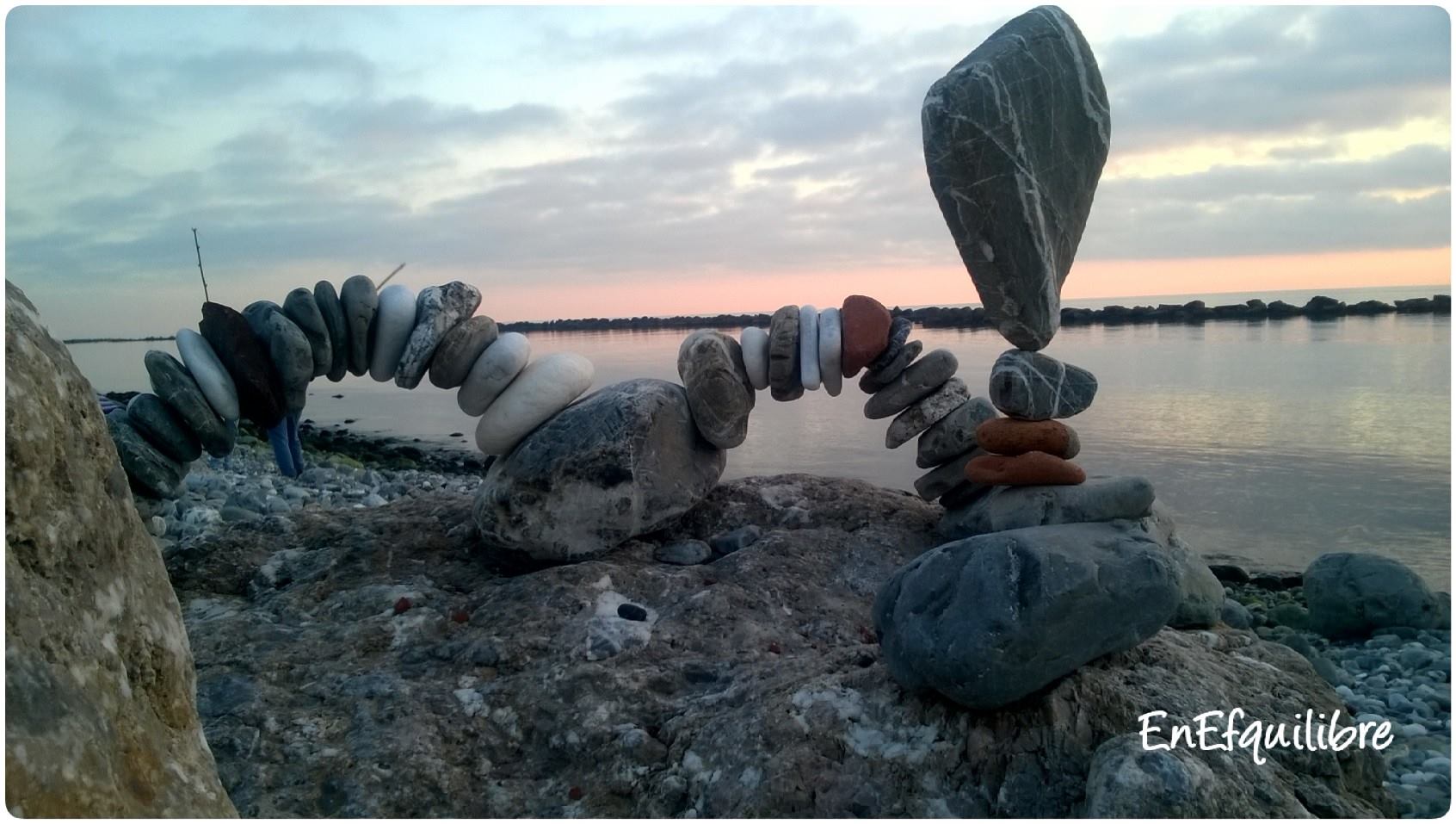 Stone balance: l’uomo delle pietre in equilibrio è di Viareggio