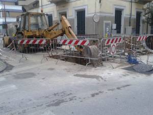 Cedimento dell'asfalto in Darsena a causa dell'installazione della fibra ottica 1 (Foto: Vt)