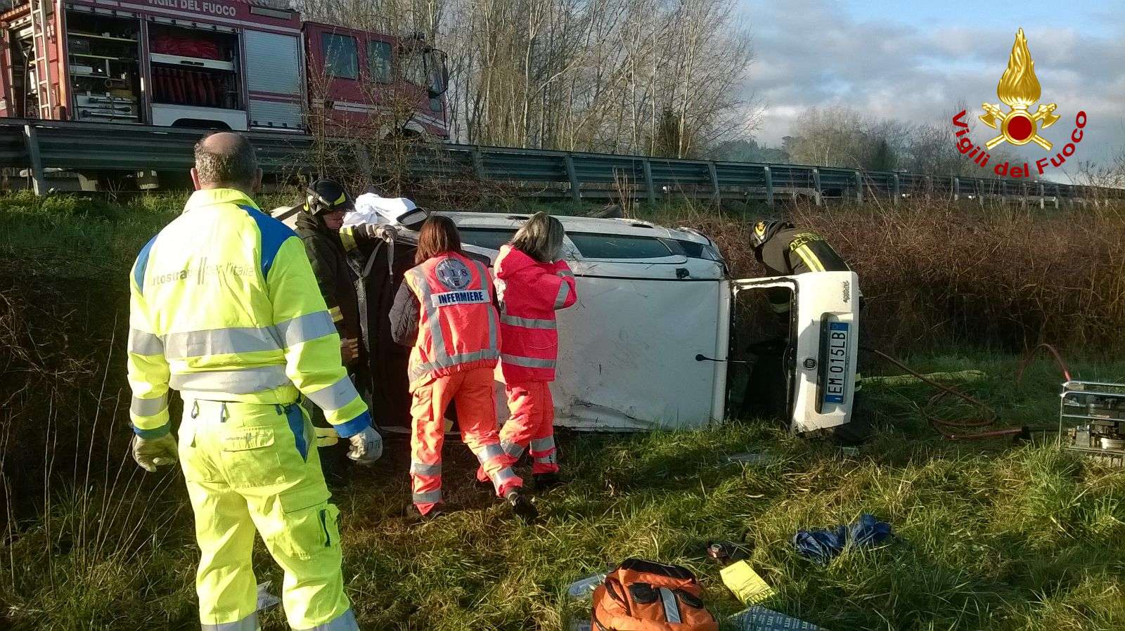 Tamponamento sulla A11. Auto si ribalda, grave il conducente