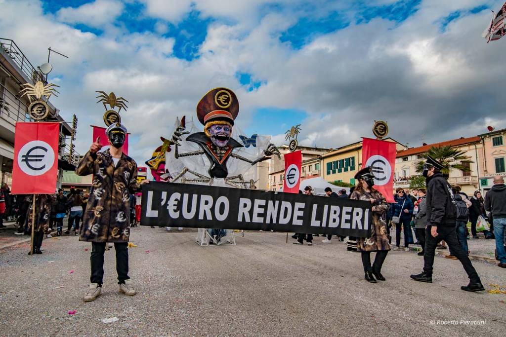 Carnevale 2016, le maschere isolate 1 la vedova nera, silvano bianchi