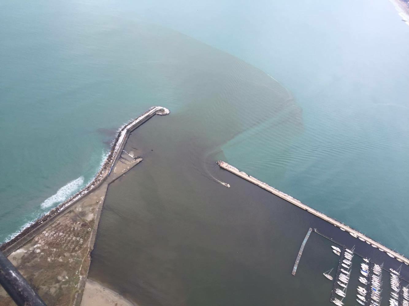 Quella scia nera verso il mare aperto, le impressionanti immagini del porto