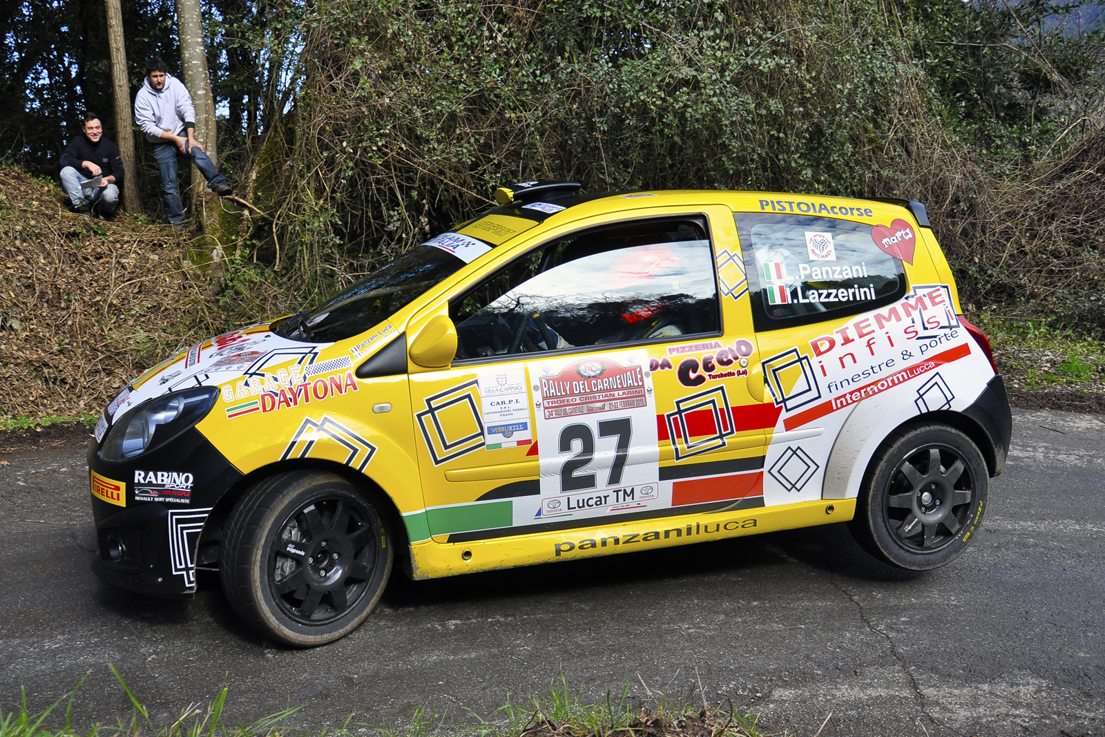 Lo spettacolo del Rally del Carnevale in notturna