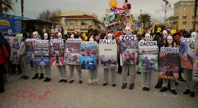Blitz degli animalisti al Carnevale di Viareggio