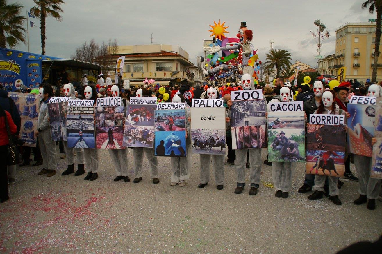 Blitz degli animalisti al Carnevale di Viareggio