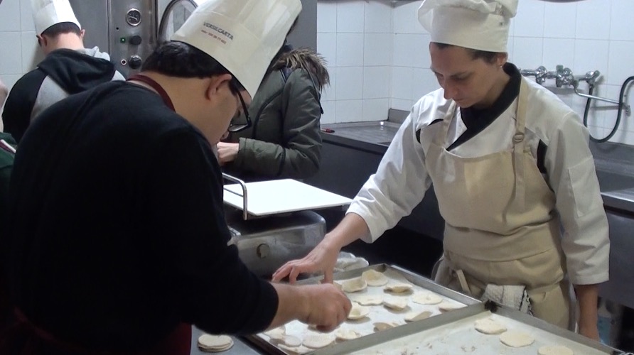 Lezioni di cucina per ragazzi affetti da sindrome di down