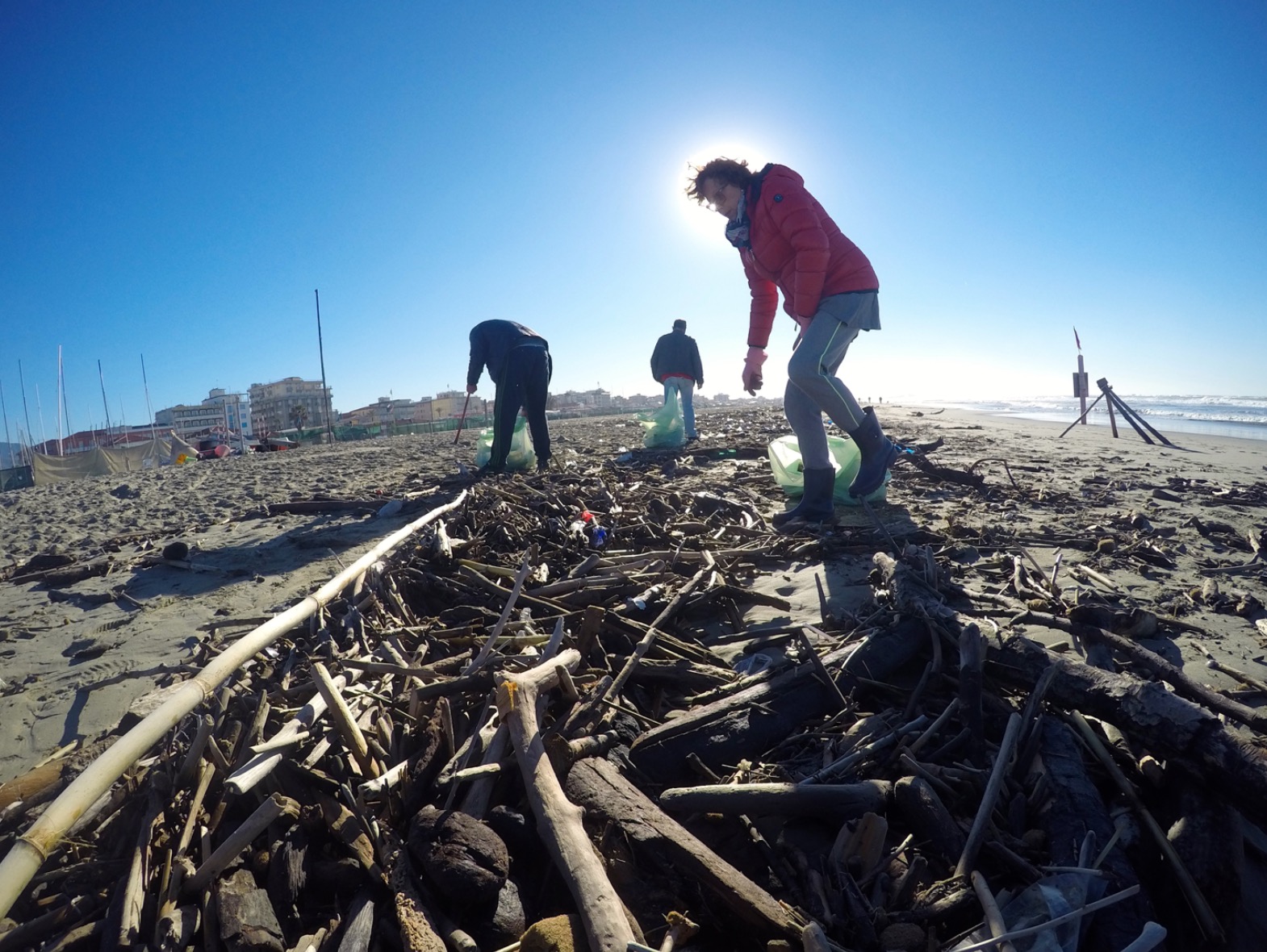 La spiaggia di Lido di Camaiore torna pulita