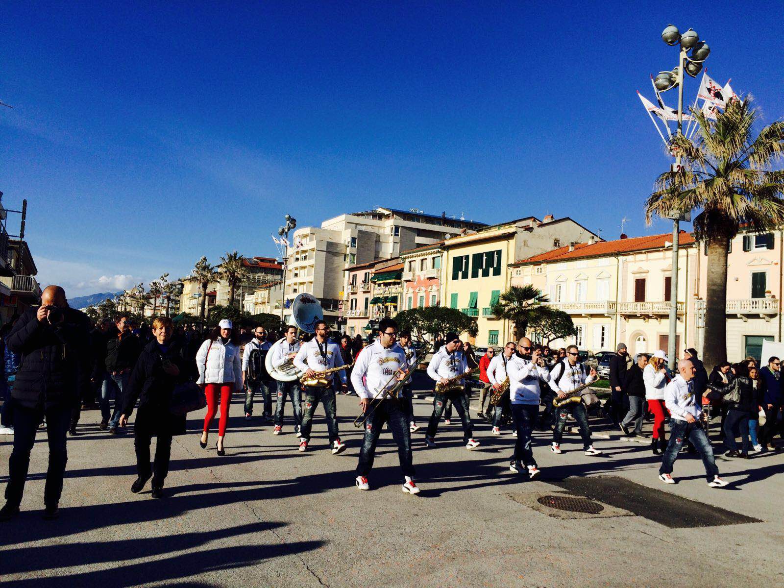 Esibizione live della Biancoforno Street Band alla vigilia del corso di Carnevale