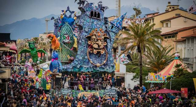 Le foto più belle del quarto corso del Carnevale di Viareggio