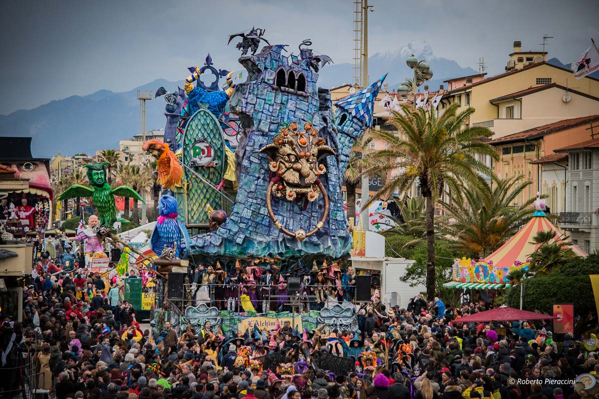 Le foto più belle del quarto corso del Carnevale di Viareggio