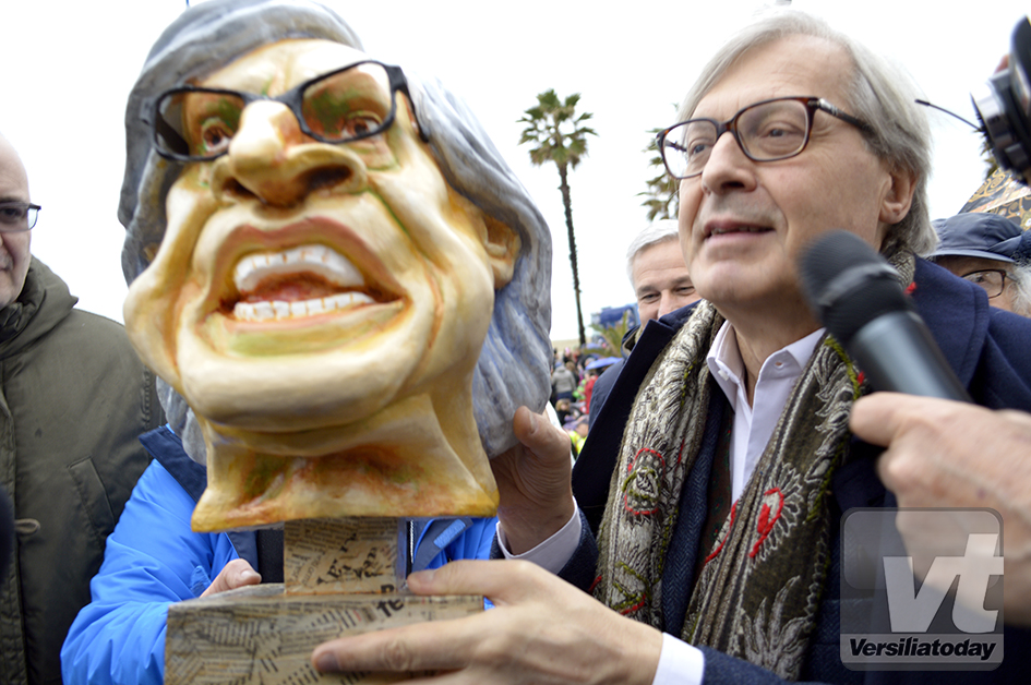 Vittorio Sgarbi al Carnevale di Viareggio: “Viva la satira”