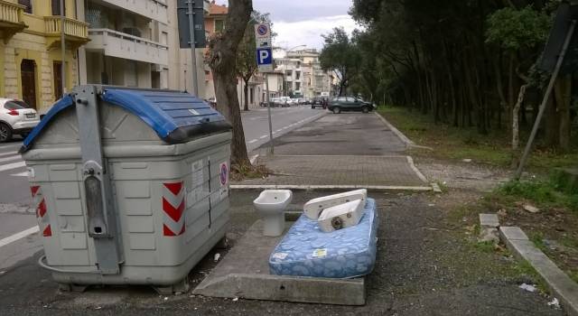 A Viareggio i turisti si accolgono con materasso e wc