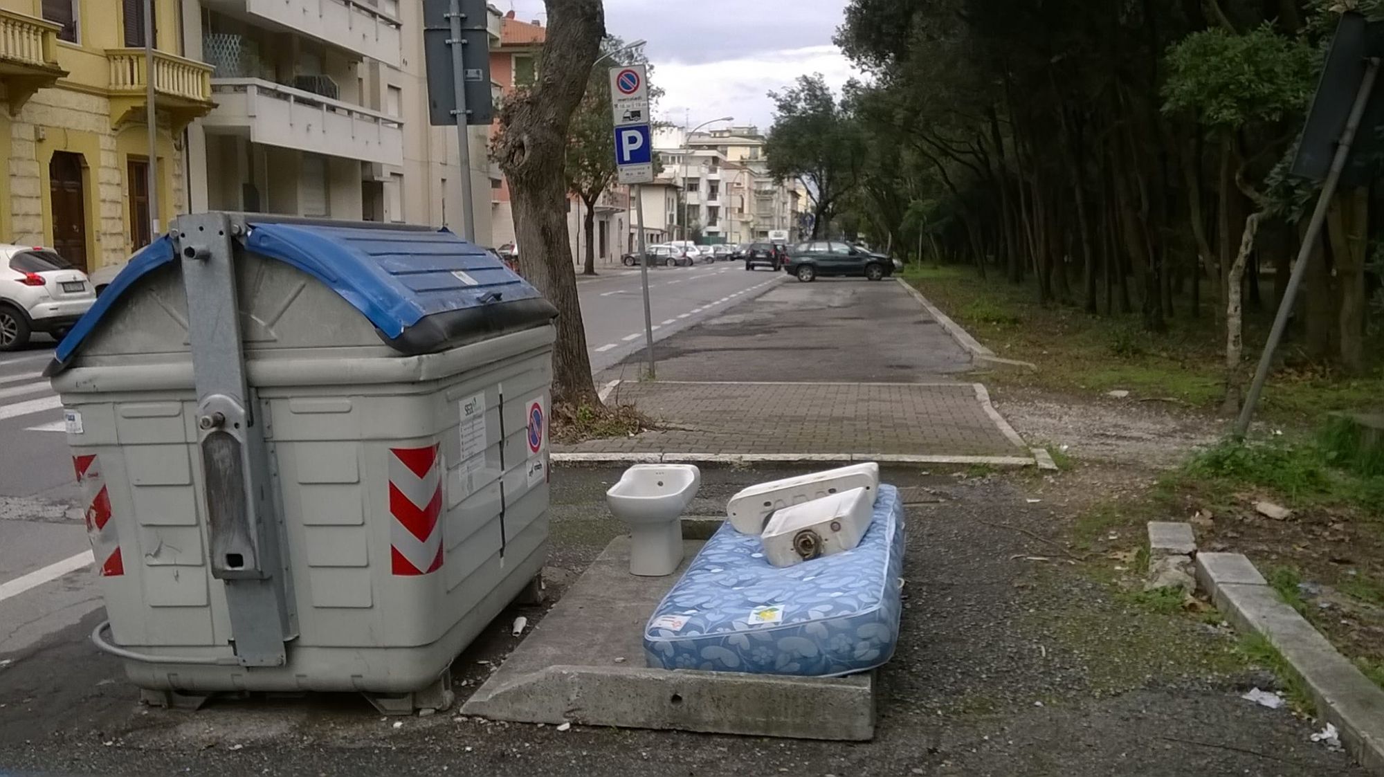 A Viareggio i turisti si accolgono con materasso e wc