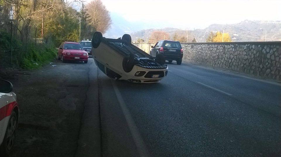 Rocambolesco incidente sulla Provinciale. Auto si ribalta