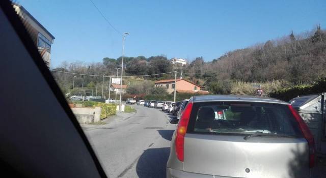 Traffico in tilt sulla Sarzanese per un cantiere, residenti infuriati