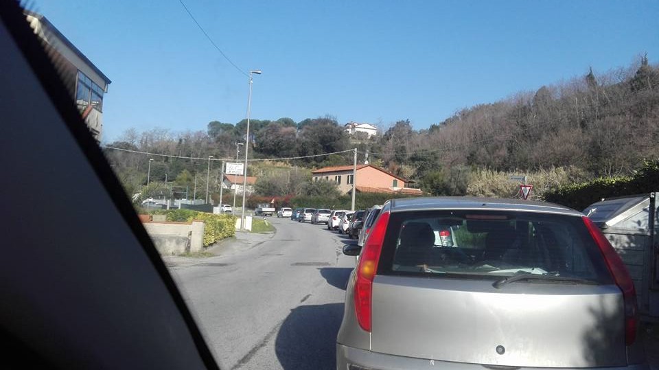 Traffico in tilt sulla Sarzanese per un cantiere, residenti infuriati