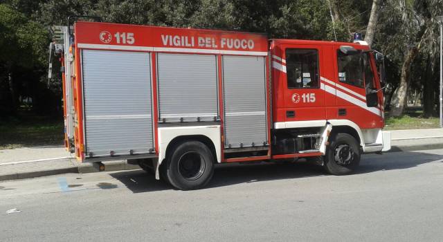 Mezzo che trasporta i rifiuti a fuoco, traffico in tilt