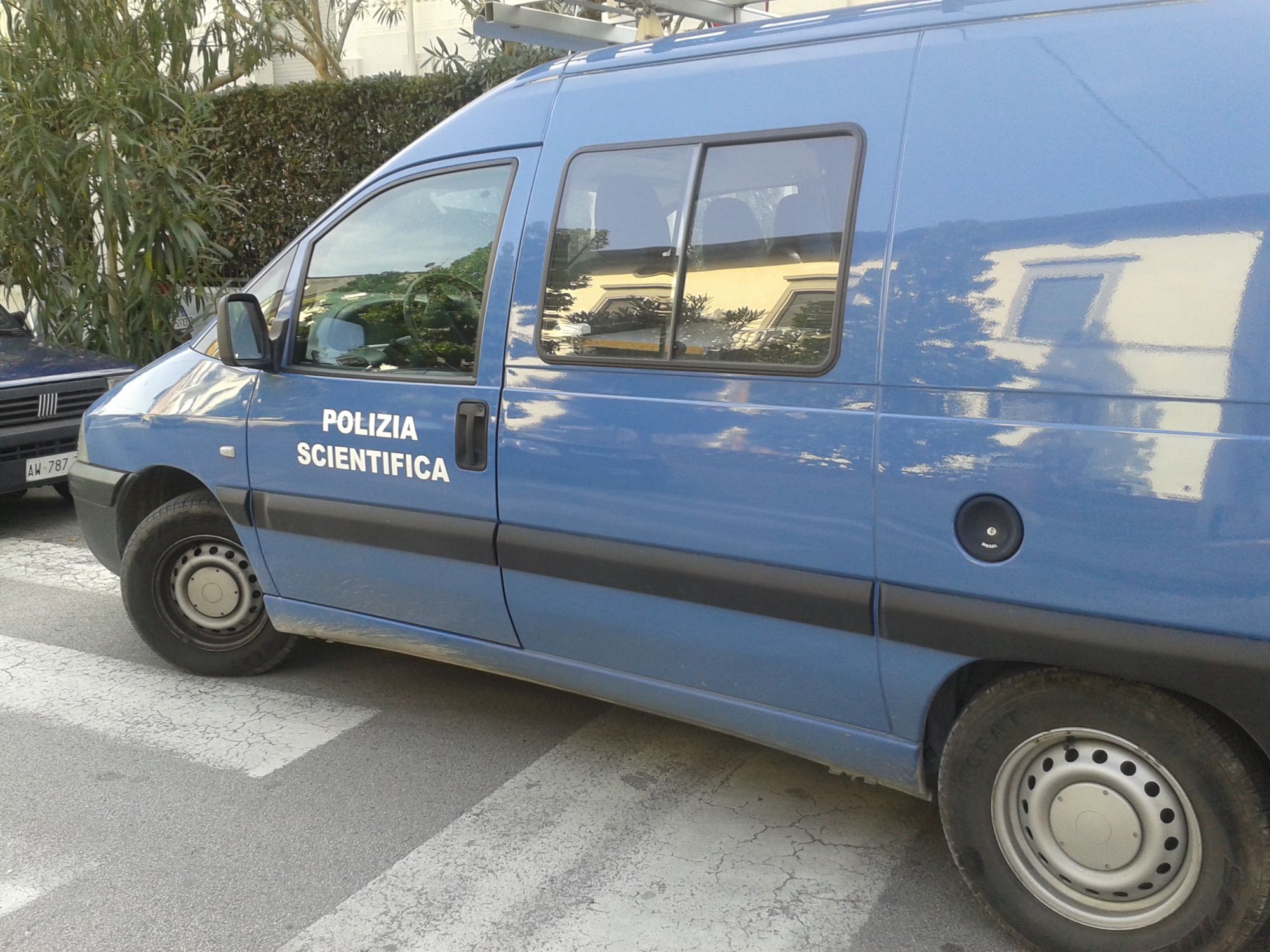 Cadavere uomo in un campo, disposta l’autopsia