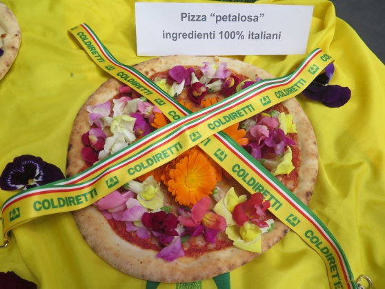 La Pizza Petalosa che fa impazzire il web realizzata con i fiori commestibili di Carmazzi