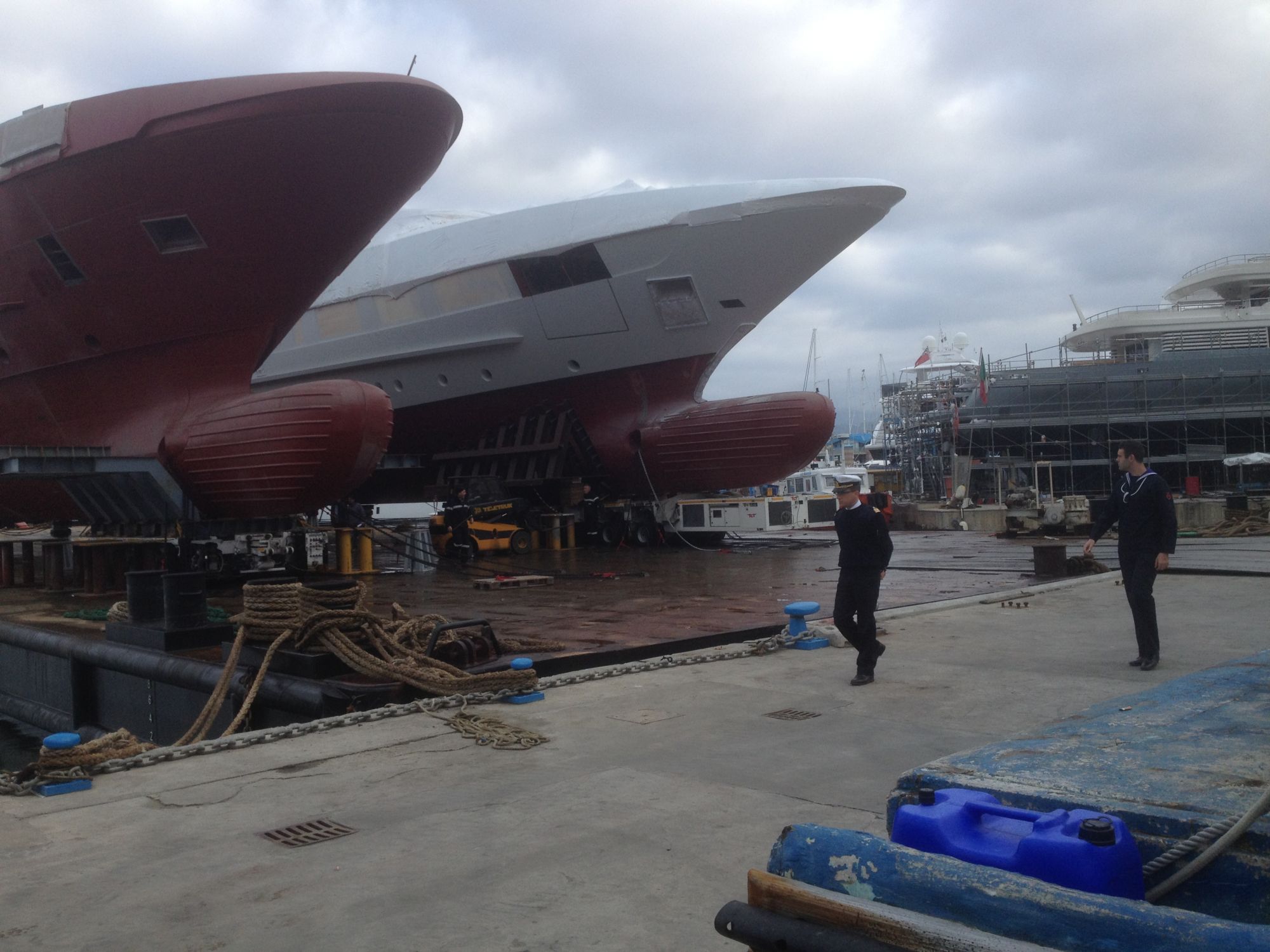 Operazione di rimorchio nel porto di Viareggio