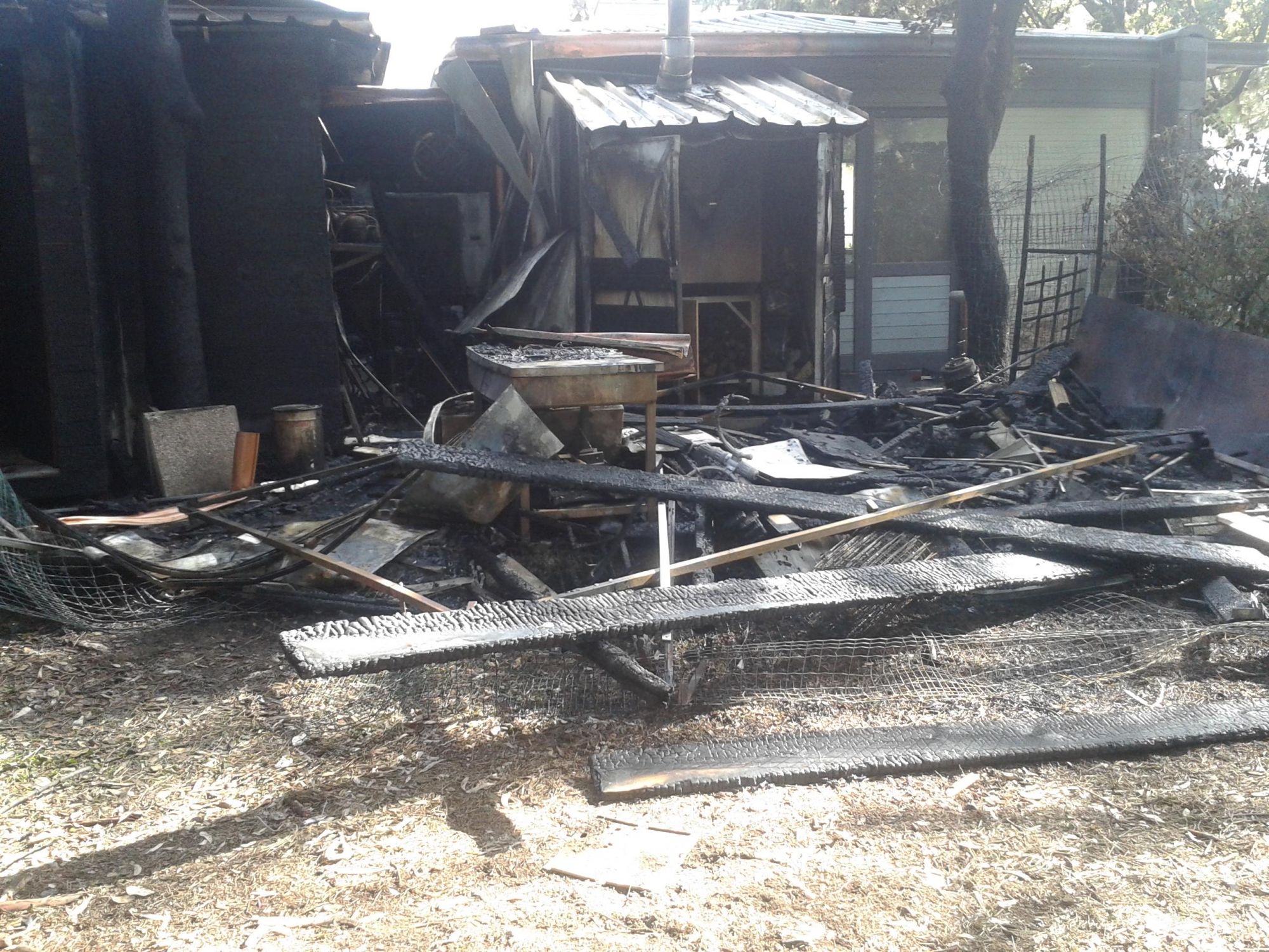 A fuoco un chiosco in Pineta. Si segue la pista dell’incendio doloso