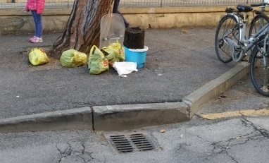 Rifiuti e sacchetti all&#8217;ingresso della scuola