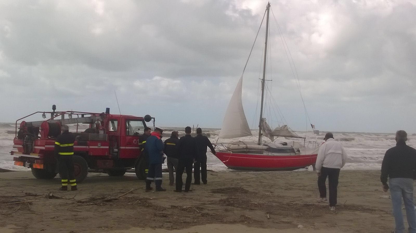 Avaria alla barca a vela, salvato un uomo in mare