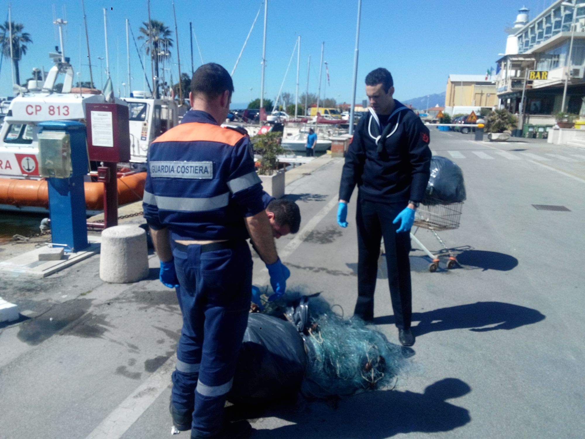 Reti abusive all’imbocco del porto di Viareggio