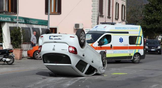 Incidente a Camaiore, auto si ribalta a due passi dal ristorante