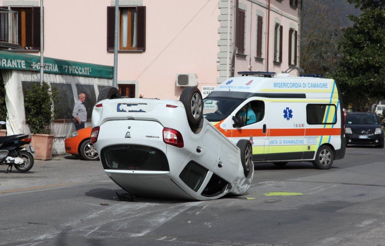 Incidente a Camaiore, auto si ribalta a due passi dal ristorante