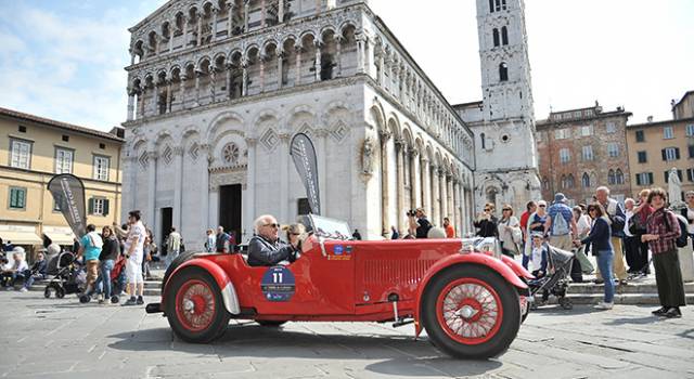 Le auto storiche si fermano in centro storico a Pietrasanta