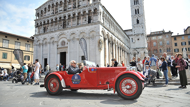 Le auto storiche si fermano in centro storico a Pietrasanta