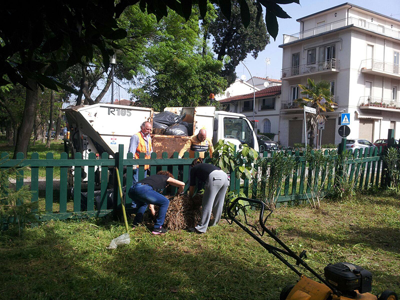 Volontari ripuliscono la Casa delle Donne