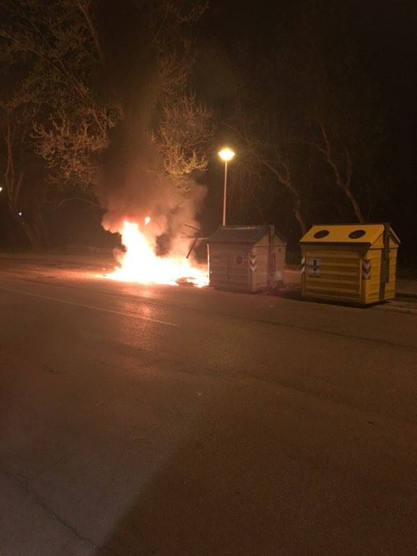 Cassonetto in fiamme in via Zara