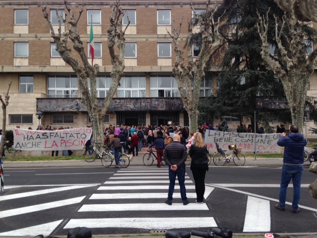 In Comune la rabbia per la piscina chiusa