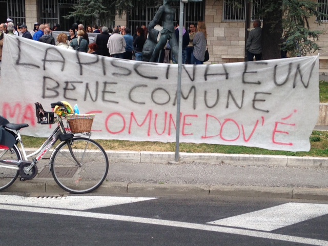 Presidio per la piscina, gli assessori ignorano i manifestanti