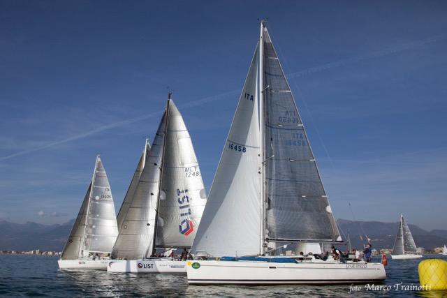 Centinaia di velisti si sfidano alla Regata dei Cetacei