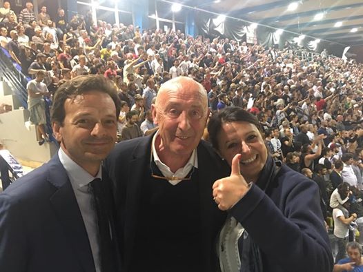 La politica locale si gode dagli spalti lo spettacolo del derby