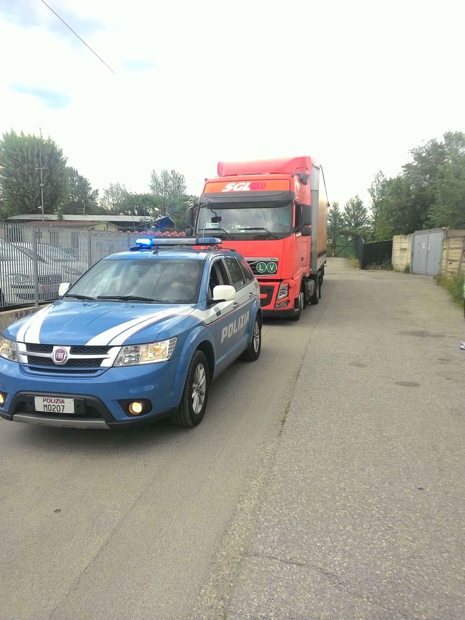 Frigo rotto e cibo avariato. Sequestrati due camion